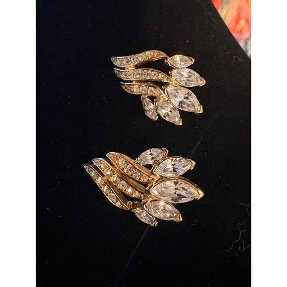 Vintage Trifari Mid-Century Modern Gold Tone Marquise Leaf Crawler Post Earrings - Picture 6 of 6